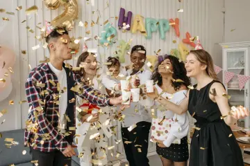 Fête d’anniversaire entre amis sous les confettis