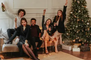 Collègues qui trinquent lors d’une soirée de fin d’année