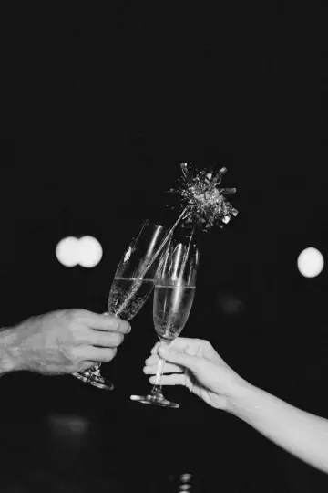 Coupes de champagne qui trinquent sous les étincelles