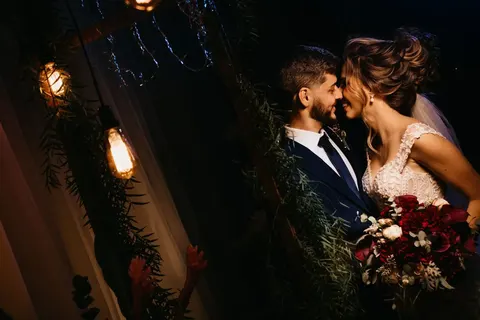 Mariés qui s’embrassent pendant la soirée